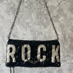 Zadig Voltaire - Sjukt cool Zadig väska som inte säljs längre. I bra skick, kedjan har rostat lite men inget man tänker på. Skriv vid fler frågor eller funderingar!💗💗