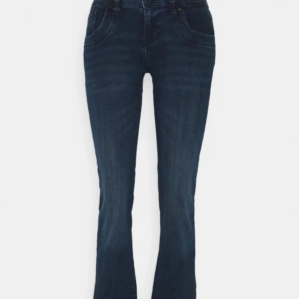 jag söker ltb jeans i storlek 24/30💗 är ca 149cm! spelar ingen roll vilken färg men de ska vara utsvängda och lågmidjade💗. Farkut & Housut.