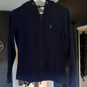 Ralph lauren zip hoodie - Ralph lauren zip Hoodie i mycket fint skick. Storlek S. Modellen på sista bilden är 169 cm.
