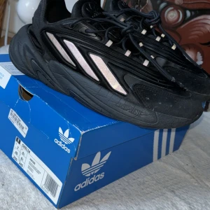 Adidas sneakers - Jag säljer mina adidas skor eftersom jag ska flytta och behöver rensa min garderob. De här skorna har ja använt ungefär 10-12 gånger och förutom sulan så ser de helt nya ut. Skorna är i storlek 40 och behövs säljas så snabbt som möjligt.