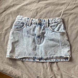 Jeanskjol - Jag säljer denna snygga jeanskjolen i str XS. Inga skador och andvänt några gånger under förra sommaren. ❤️ skriv vid intresse !