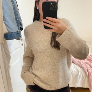 beige stickad tröja - säljer denna stickade tröjan för den är lite stor och kommer inte till användning längre 