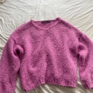 Rosa stickad tröja - Säljer min fina rosa stickade tröja ifrån vero Moda då det inte kommer till användning längre. Köpt för runt 500kr och är i fint skick men lite nopprig. Är i storlek S men skulle säga att den passares och m. Kom privat om fler bilder önskas