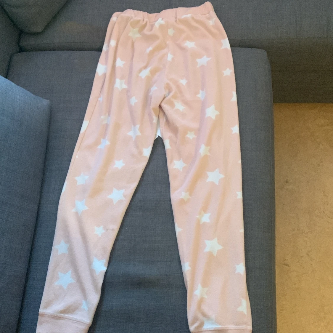 Ljus rosa pyjamasbyxor med vita stjärnor på - 90