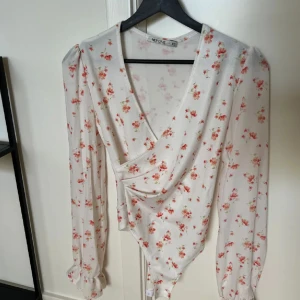Blommig top - Blommig blus perfekt inför sommaren, endast använd 1 gång.  