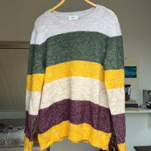 Tröja - En tunn, randig stickad tröja som passar perfekt nu till hösten och vintern. Den är stl L men passar även en M och S. 