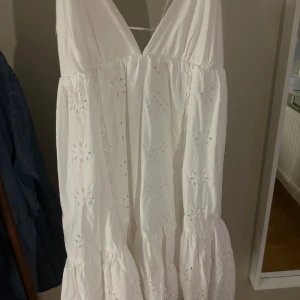 Klänning  - Klänning med broderier  Går t knäna på mig som är 160 