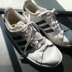 Vita adidas skor  - Vita Adidas skor, använda men inga defekter. 