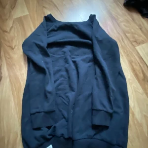 Sweatshirt  - Mörkblå sweatshirt. Vet inte vad de är för märke då jag köpte den begagnad men säljer den vidare då den ej kommer till användning. Inte så lång som den ser ut på bild men väldigt skön ändå.