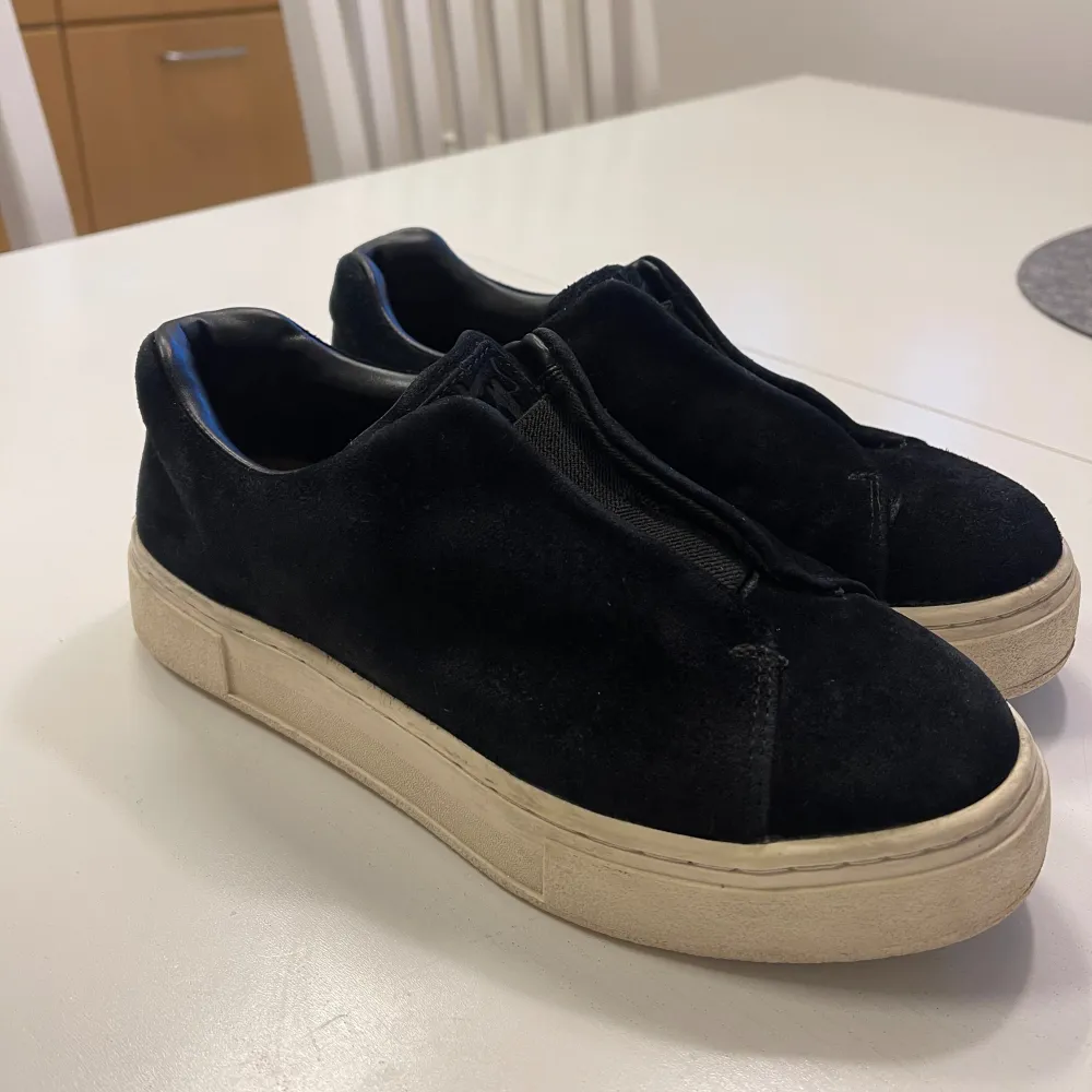 Sparsamt använda eytys sneakers i storlek 37. Passar både kille och tjej. Nypris 2000kr, jag säljer dom för 300kr+frakt🦋. Skor.