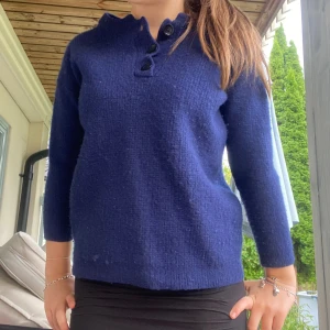 Tröja med trekvartsarm Filippa K💞💞 - En jätte fin tröja från Filippa K som svar jätte bra passform😍🩷 Den har inga fläckar och är som ny! Jag har S i storlek och den sitter perfekt på mig! Skriv ifall ni har några frågor🥰🥰