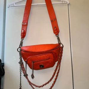 Steve Madden crossbody väska - Använd ett par gånger och är i väldigt bra skick. Kan användas på två olika sätt och är väldigt rymlig.