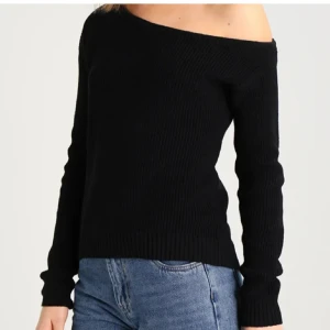 one shulder tröja! - säljer min svarta even & odd one shulder tröja i XS! 