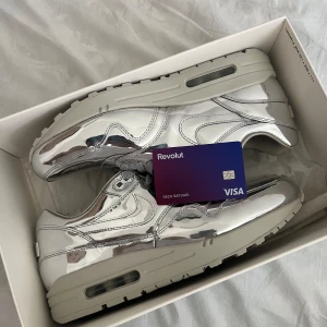 Nike Air Max ”Liquid Silver” - Ett par coola sneakers från Nike. Storlek: US 8.5/ EU 42. Helt nya och ligger och dammar i lådan. Hör av dig för mer info! 