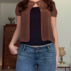 Virkad kofta - Kortärmad kofta med tre knappar och i virkat mönster, vintage Vila! 💕