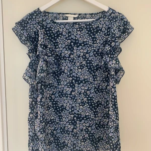 Blommig blus - Säljer denna blommiga blus från second hand, har själv aldrig andvänt den men de är i väldigt bra skick  !köpare står för frakten!