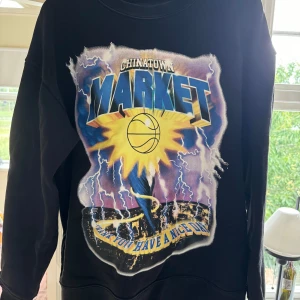 Chinatown Market sweatshirt - Snygg tröja i bra skick, knappt använd. Storlek L.