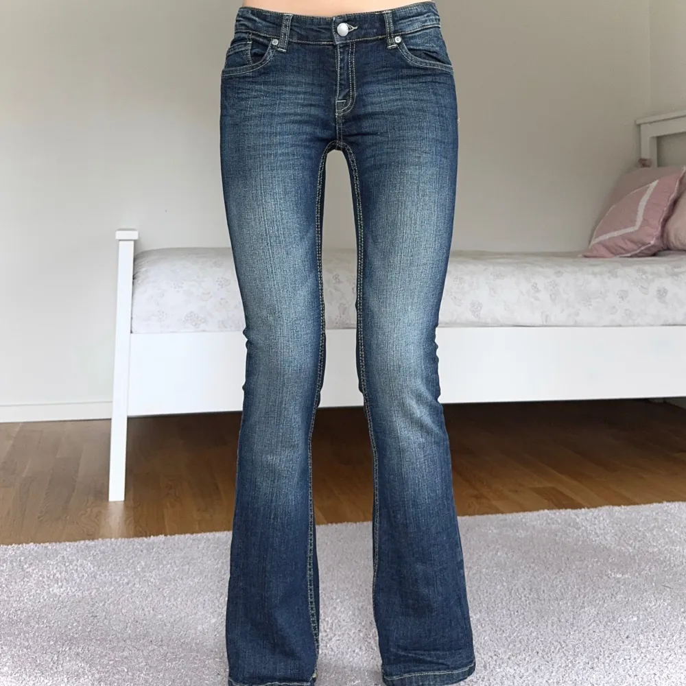 midja: 74 innerben: 77 🤍 lågmidjade bootcut jeans, vintage från Lindex 🤍 jag är 171cm & stl S/36/28 för referens 🤍 läs POLICY & FRAKT (i gillade inlägg) innan du skriver 🤍 använd gärna ”Köp” 🤍 . Jeans & Byxor.