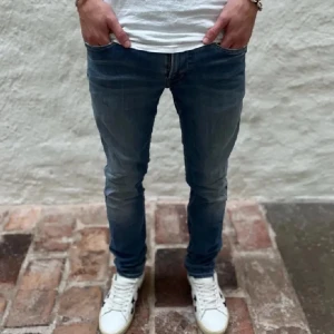 Replay Anbass - Replay Anbass i färgen blå. Storlek 31/32 och modellen pả bilden är 178. Nyskick inga skavanker. Nypris 1899 köp för 699. Kontakta om du har några funderingar eller för fler bilder!