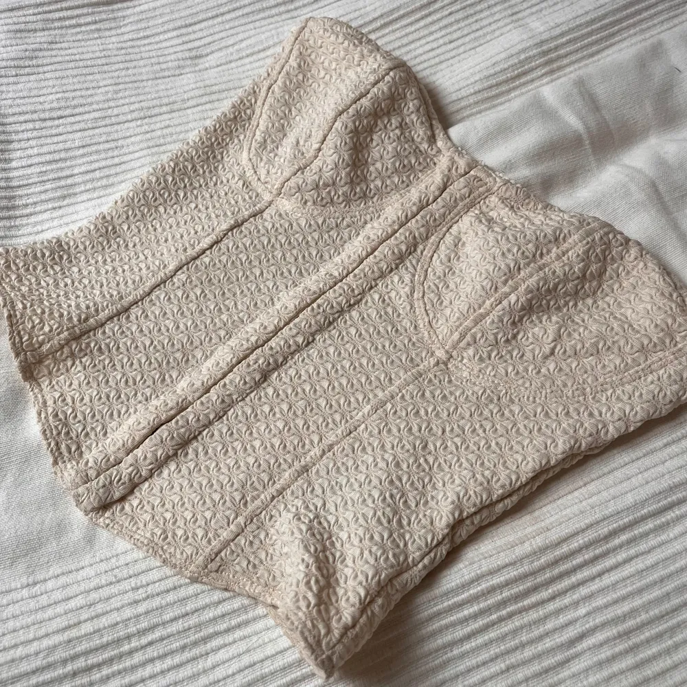 Strapless korsett topp i en kall beige färg. Storlek: XS. Har bara används några enstaka gånger och är fortfarande i bra skick.. Toppar.