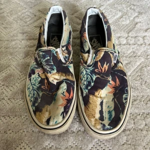 Unika vans skor  - Väldigt unika vans skor. Köpta för några år sedan och väl använda under sin tid. Står storlek 35 men skulle mer säga att de är storlek 37 då lite förstora för mig som vanligtvis har storlek 35.