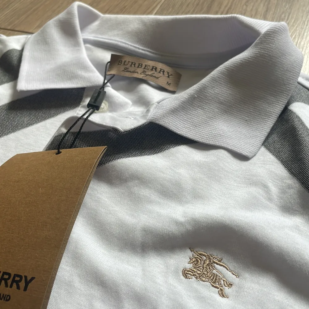 En burberry pike perfekt för dig som vill se lite stiligare ut i sommar. ☀️  Köptes då jag tänkte köra golf i den men tappade intresset, så om du gillar att köra golf så är denna perfekt för dig! 🏌️‍♀️  Storlek är M men passar även S med lite baggy fit.. Skjortor.