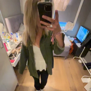 Jacka - Jag vet inte vad det är för material men tycker den är super fin. Lite oversized. Storlek xs. Skicket är bra för kommer aldrig till användning. Rimligt o bra pris💕