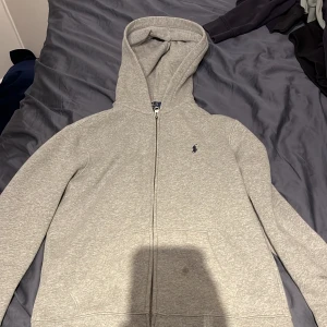 Polo Ralph lauren Hoodie med zip - De är som ny skick använd fåtal gånger på bilden var de lite vatten fläckar men dom torkar size 160 kan gå ner lite vid snabbt köp 