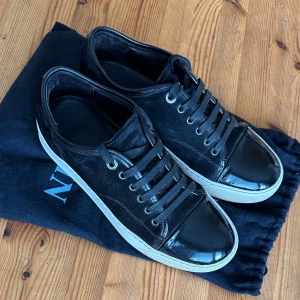 Svarta Lanvins - Säljer nu dessa stilrena Lanvins i storlek 40-41 som passar alla tillfällen!  Box o dustbag finns,  Skicket bedömer ni själva, priset går att diskuteras! Utöver det fråga gärna vid frågor och funderingar!