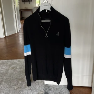 J.Lindeberg - Säljer en tröja från J.L i grymt skick. Storlek L och använd fåtalgånger, som ny. 2100kr ny