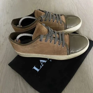 Lanvin skor - Ett fräscha par lanvin skor i väldigt fint skick, allt på bilderna kommer med dvs skorna och dustbag. Hör av er vid funderingar!!