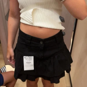 svart jeans kjol - säljer denna svarta jenaskjolen i nyskick!💗 aldrig använd endast testad, köpt för 23 euro som motsvarar ca 265kr ska kommer sälja för 260kr💗 den har fått ett litet hål se bild 3 o 4! Men inget man tänker på om man har svarta trosor