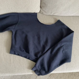 Mörk blå urringad crewneck  - Sitter perfekt på axlarna och är super mjuk