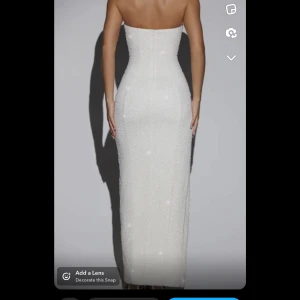 Jätte fin vit klänning tung och har pärlor 💕 - Fin vit tung klänning den e ganska tung och den sitter så fint på än den har pärlor har använt den en gång 💕😍