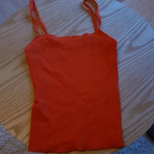 Rött linne - Rött linne inga hål inga fläckar storlek s 