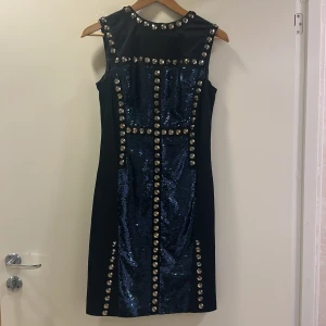 Paljett fest klänning  - Superfin blå och svart paljett festklänning i storlek 36 och helt oanvänd ordinarie pris 900kr, köp nu!💙