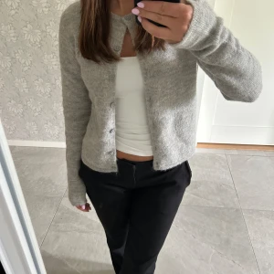 Kofta - Superfin kofta från gina tricot, den är använd ett fåtal gånger, säljer då den inte längre kommer till användning😍