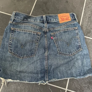 Jeanskjol från Levis  - En superfin jeanskjol ifrån Levis i en mörk färg! Fint skick
