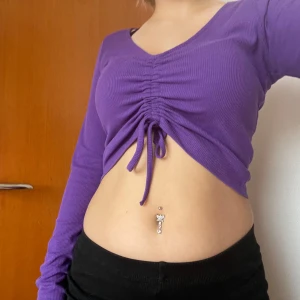 gullig tröja! - extremt gullig långärmad magtröja! det går att justera längden med banden🎀 skriv för flera bilder och/eller andra frågor💜