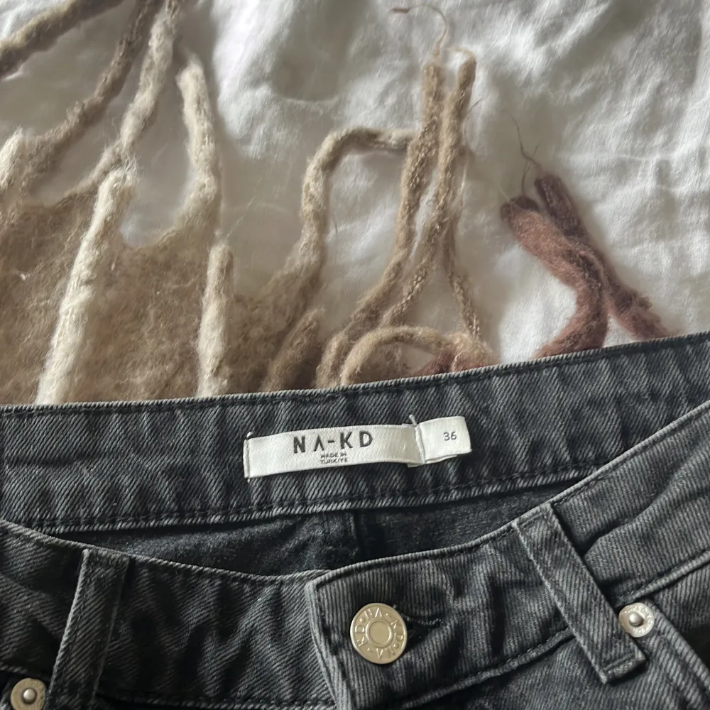 Raka lågmidjade jeans i storlek 36 från NA-KD. Alldrig använda pågrund av att jag köpte två storlekar.. Jeans & Byxor.