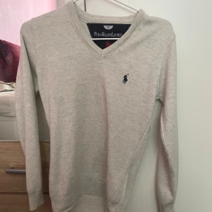 Ralph Lauren Sweatshirt  - Super fina knappt använd. Super fina inga skador eller hål.   Priset kan diskuteras lite 