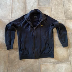 Lyle scott kofta - Det är en kofta från Lyle scott som har blivit för liten för mig!