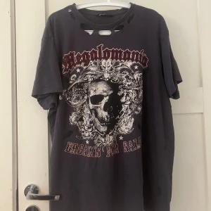 T-shirt  - Helt vanlig t shirt med coolt tryck.