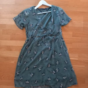 Omlottklänning - Klänning med omlottsnörning.