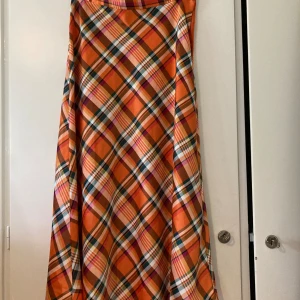 Rutig kjol - Vid, lång, rutig kjol från monki. Väldigt skönt tyg som andas. Stängs med dragkedja, endast använd ett par gånger. 