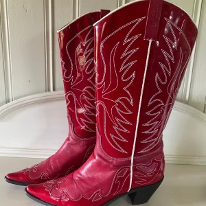 Coolaste cowboystövlarna Björn Borg - Osannolikt coola cowboystövlar från Björn Borg, storlek 38. Äkta skinn. Har några år på nacken men är i superskick! Mycket sköna att gå i. Så snygga så det gör ont att sälja🥲