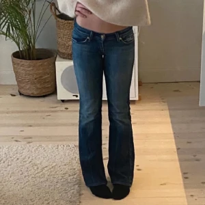 lågmidjade botcut jeans  - lånade bilder