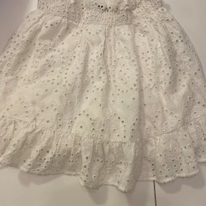 kjol - jag säljer denna kjol från gina tricot i storlek 36💕 om man är ungefär 160cm når kjolen nästan knäna men går att vika upp den så att kjolen blir kortare💕 Hör av er för mer info!💕