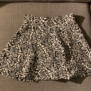 Blommig kjol - Söt svart vit kjol, rosor på, skön och ha på sig.