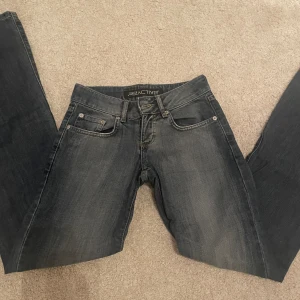 Lågmidjade jeans ❣️ - Färgen ser lite annorlunda ut på bilden pga ljuset, de är egentligen mer ljusblå❣️ Jag minns inte storleken, men de passar någon runt 160-175 typ Jag har växt ur de, därav kan jag inte skicka bild när jag har de på mig, så undvik gärna just den frågan